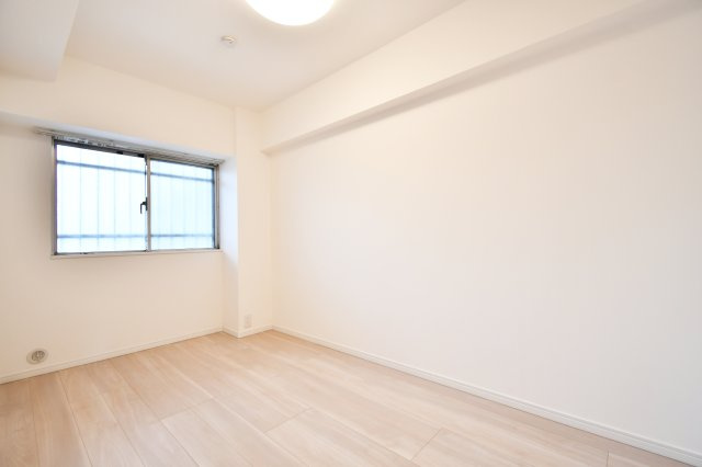 洋伸大宮マンションの洋室|心地よい光が差し込む、約4.9帖の洋室。独立した空間はリモートワークや子供部屋におすすめ。新規張替済みのクロスが明るい室内を演出し、各居室エアコン設置可能な設計が一年中快適なプライベート時間をお約束。