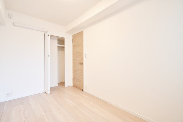 洋伸大宮マンションの洋室|空間を有効活用できるクローゼット付き。コンパクトな一室ながら、収納があることでお部屋を広く使えます。令和8年1月完工のリノベーションで建具も一新し、新しい生活を始められます。