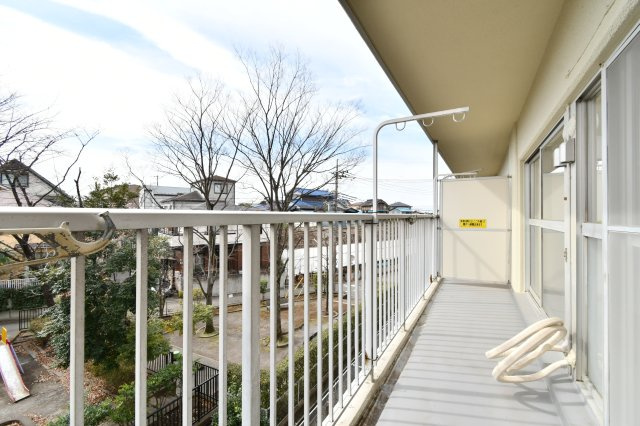 洋伸大宮マンションのバルコニー|視界を遮る建物がない、開放的なバルコニー。公園の緑を身近に感じる住環境は、都心の喧騒を忘れさせてくれます。奥行きある空間で洗濯物も干しやすく、心地よい風と陽光が日々の暮らしに潤いを与えてくれます。