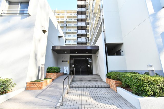 洋伸大宮マンション|重厚感漂うタイル貼りのアプローチ。令和2年の大規模修繕工事を経て、築年数を感じさせない端正な佇まいへ。管理の良さが一目で伝わる清潔な外観が、住まう人の誇りと資産価値をしっかりと支えます。