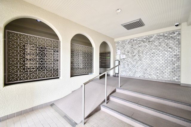 洋伸大宮マンションのエントランス|日勤管理による清掃が行き届いた、明るく開放的なエントランスホール。防犯の目となる管理体制と、居住者を優しく迎える落ち着いた空間が安心感を与えます。管理組合の運営の質が、この美しさに現れています。