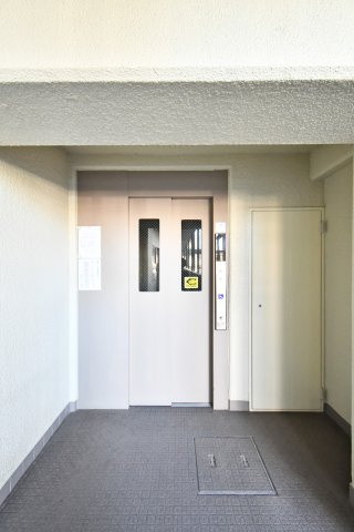 洋伸大宮マンションのその他共用部分|123戸のビッグコミュニティを支える 、メンテナンスの行き届いたエレベーター。内部まで清掃が徹底されており、日々の移動も快適です。共用部の細部まで配慮が行き届いた、管理の質の高さが伺えます。