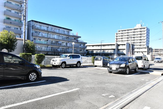 洋伸大宮マンションの駐車場|敷地内に確保された広々とした駐車場スペース（月額5250円）。平置きタイプで出し入れもスムーズです。大宮エリアで車を所有しながら、スマートでアクティブなカーライフを実現できる環境が整っています。