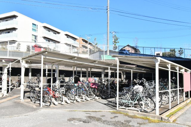 洋伸大宮マンションの駐輪場|整然と管理された、屋根付きの駐輪場・バイク置場付き。大切な自転車を雨風から守ります。年額制のリーズナブルな料金設定も魅力。スーパーも至近で 、自転車があれば日々の行動範囲がさらに広がります。
