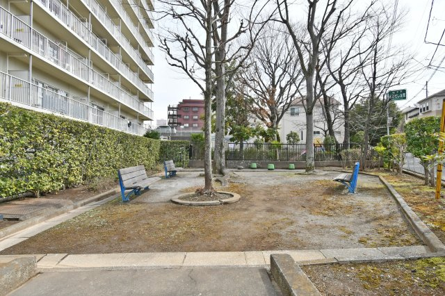 洋伸大宮マンションのその他|住戸の目の前に広がる、緑豊かな公園。小さなお子様の遊び場や、日常の息抜きにぴったりな贅沢な空間。総合公園も至近ですが 、敷地内にこれだけの緑があることで、四季の潤いをより身近に感じられます。