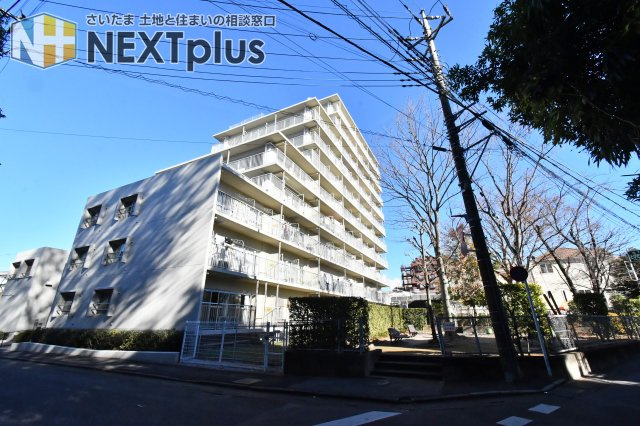 洋伸大宮マンションの外観|青空に映えるスタイリッシュな外観。令和2年に大規模修繕工事を実施しており、管理体制の良さが一目で伝わります。総戸数123戸の堂々たる佇まいは、新耐震基準に適合した安心の住まいを象徴しています。
