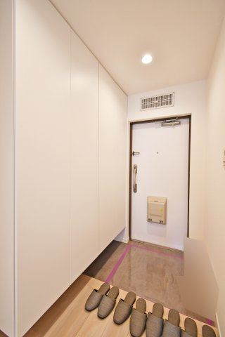 洋伸大宮マンションの玄関|家の顔に相応しい清潔感。天井まで届く大容量のトール型シューズボックス付き、家族全員の靴もスッキリ収納。散らからない玄関が、毎日の余裕を生みます