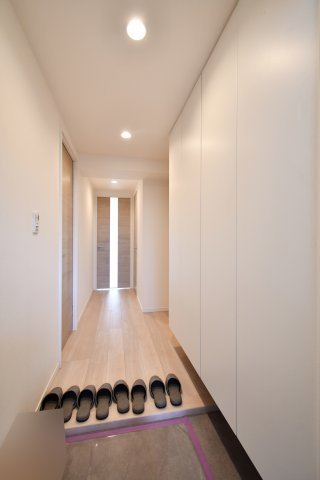 洋伸大宮マンションの玄関|扉を開けた瞬間、光が導く奥行きある空間。明るい木目のフローリング と白壁のコントラストが開放感を演出します。フロアタイルも一新され 、細部までこだわり抜いた住空間が、住む人の満足度を高めます。