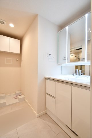 洋伸大宮マンションの独立洗面台|令和8年1月新規交換済の洗面化粧台。縦型のLED照明が顔を明るく照らす三面鏡付で、朝の身支度も快適です。洗面室のフロアタイルも張替済で、清潔感あふれるモダンな空間に生まれ変わりました。