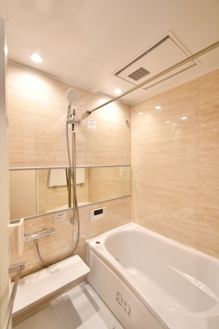 洋伸大宮マンションの浴室|令和8年1月新規交換済のユニットバス。木目調のパネルが癒しのバスタイムを叶えます。雨の日の洗濯にも便利な浴室乾燥機や、追い焚き機能など充実の設備が付いた快適な空間です。