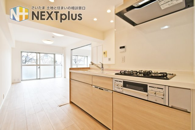 洋伸大宮マンションのキッチン|キッチンに立ちながらリビング越しに外の景色まで見渡せる、開放感あふれる設計です。令和8年1月完工のフルリノベーションにより、食洗機や浄水器など設備付き。家事中も家族との繋がりを感じられます。