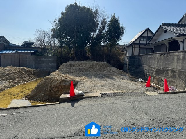ファーストタウン下滝野　1号棟の前面道路含む現地写真|ひな壇で隣地の目線が気になりません