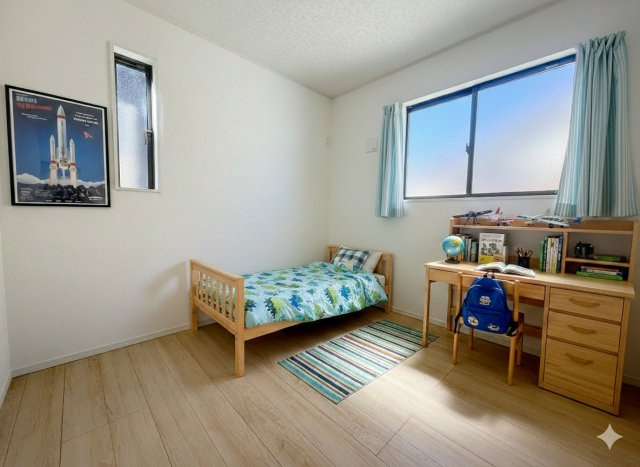三郷市早稲田6丁目　新築戸建　全4棟　1号棟の子供部屋|現況の物件写真にCGによる画像処理を行っています。家具、家電、小物、カーテン等はイメージはCGです。