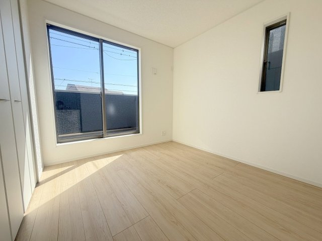 三郷市早稲田6丁目　新築戸建　全4棟　1号棟の洋室|バルコニーに面した明るい洋室5帖
