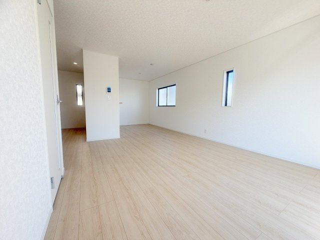 三郷市早稲田6丁目　新築戸建　全4棟　1号棟の居間・リビング|家族団らんで過ごすリビングは18.2帖の広さを確保