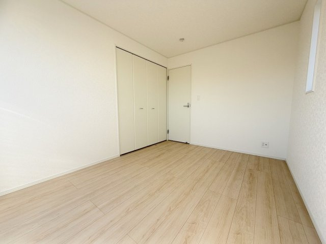 三郷市早稲田6丁目　新築戸建　全4棟　1号棟の洋室|クローゼット付きの洋室6帖