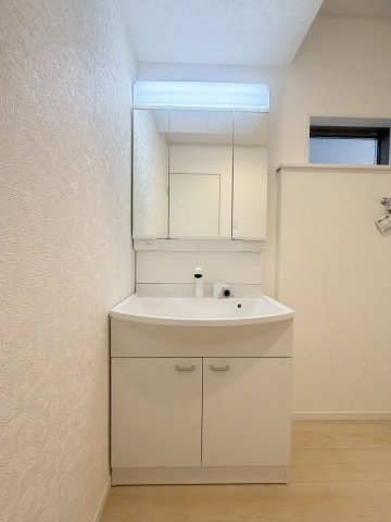 三郷市早稲田6丁目　新築戸建　全4棟　1号棟の独立洗面台|三面鏡付きシャワードレッサーで朝の準備も快適