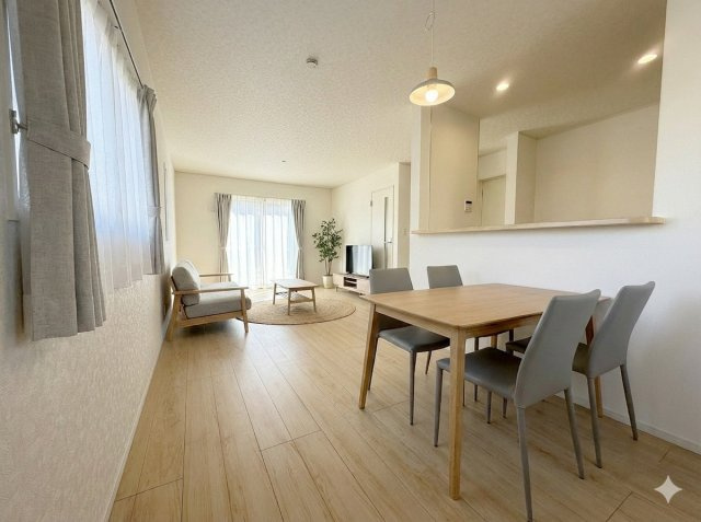 三郷市早稲田6丁目　新築戸建　全4棟　1号棟の居間・リビング|現況の物件写真にCGによる画像処理を行っています。家具、家電、小物、カーテン等はイメージはCGです。