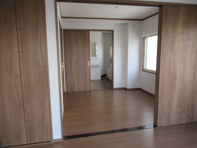 【居間・リビング】 | 秋葉コーポ | 角部屋で非常に明るいです。