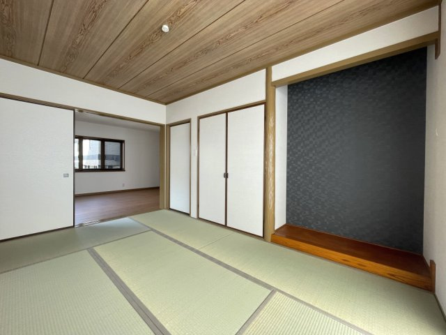 矢野南5丁目　一戸建ての和室|来客が多いご家庭や、小さなお子様がおられるご家庭にも使い勝手のよい、リビングと続き間の和室6帖です。