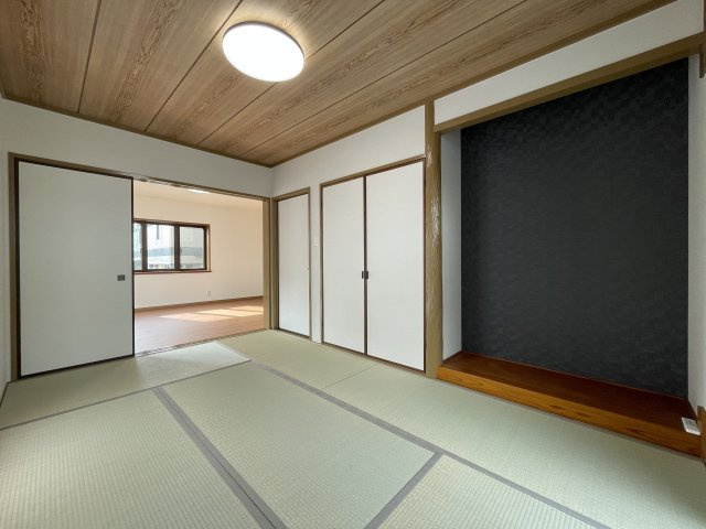 矢野南5丁目　一戸建ての和室|来客が多いご家庭や、小さなお子様がおられるご家庭にも使い勝手のよい、リビングと続き間の和室6帖です。