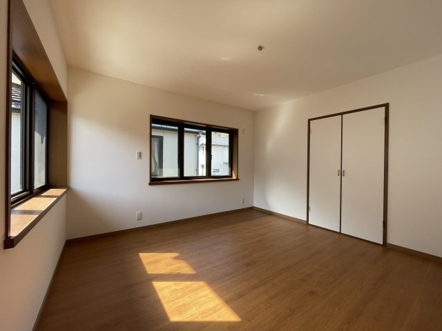 矢野南5丁目　一戸建ての洋室|南側2面に出窓がある陽当たり良好の2階洋室約7.3帖です。大きなベッドを設置できる広さです。