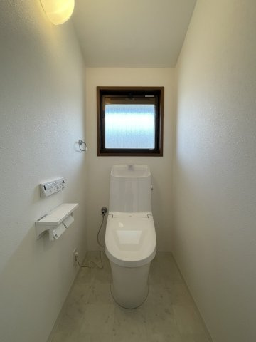 矢野南5丁目　一戸建てのトイレ|2階の温水洗浄便座トイレです。各階にトイレがあり便利です。新品交換しており清潔にお使いいただけます♪
