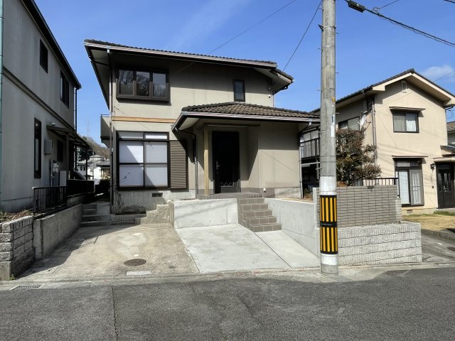 矢野南5丁目　一戸建ての外観|リフォーム完成！矢野ニュータウン内、積水ハウスの鉄骨住宅。市内中心部への直通バス停まで徒歩3分です。