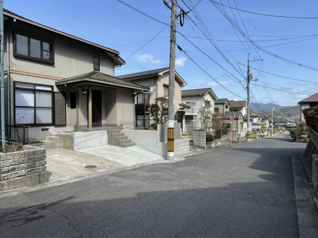 矢野南5丁目　一戸建ての前面道路含む現地写真|南向きの陽当たりのよい宅地です。「矢野小学校（正門）」まで徒歩6分、通学負担の少ない近さです。