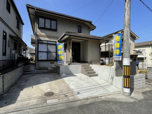 矢野南5丁目　一戸建ての前面道路含む現地写真|現地のご案内いたします！お引渡し後即入居可能。改装工事でリフレッシュされた新生活におすすめの物件です