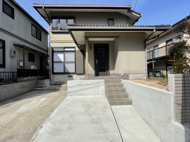 矢野南5丁目　一戸建ての外観|駐車スペースを広げ、玄関アプローチを新設しました！並列2台駐車可能（内1台は軽自動車サイズ）です！