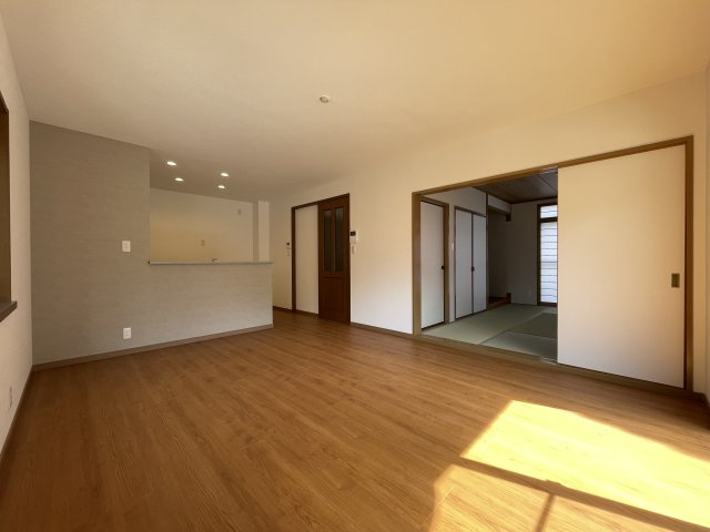 矢野南5丁目　一戸建ての居間・リビング|LDK約13.7帖！奥行を感じられる続き間の和室があり、ゆったり寛ぐことができる団欒空間です。