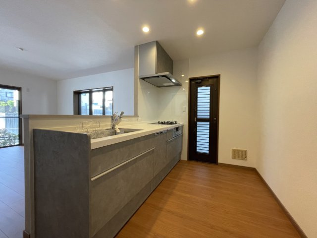 矢野南5丁目　一戸建てのキッチン|リビングにいる家族と会話を楽しみながら調理ができるカウンターキッチンに交換しました！