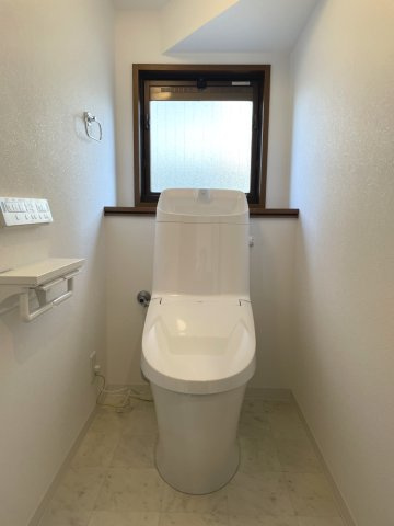 矢野南5丁目　一戸建てのトイレ|1階の温水洗浄便座トイレです。気になる水回り設備も全て交換済で衛生的です。