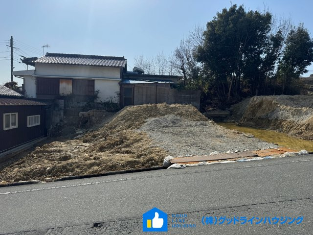 ファーストタウン下滝野　2号棟の前面道路含む現地写真|ひな壇