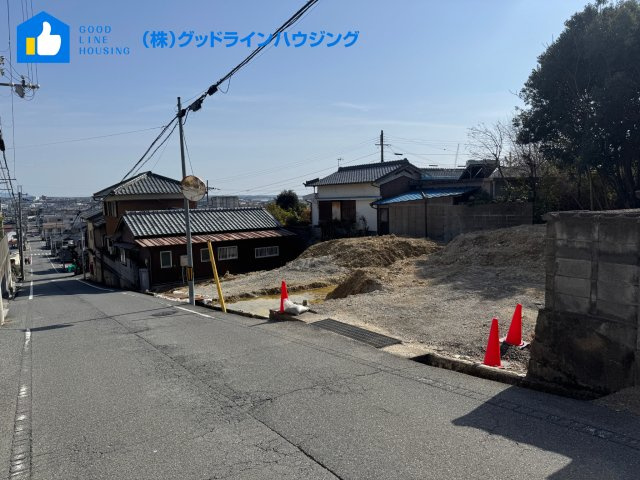 ファーストタウン下滝野　2号棟の前面道路含む現地写真|前面道路広々