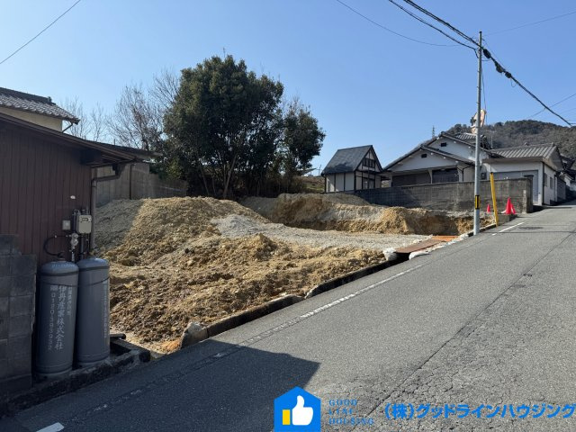 ファーストタウン下滝野　2号棟の前面道路含む現地写真