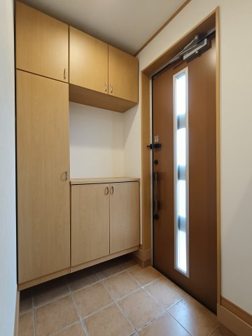 三郷市　早稲田8丁目　中古戸建の玄関|収納もある玄関です