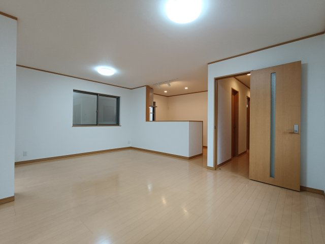 三郷市　早稲田8丁目　中古戸建の居間・リビング|居間です