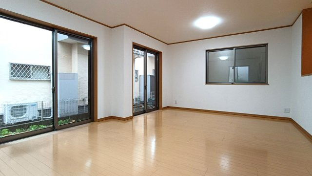 三郷市　早稲田8丁目　中古戸建の居間・リビング|こちらのリビングで趣味の時間をお楽しみください
