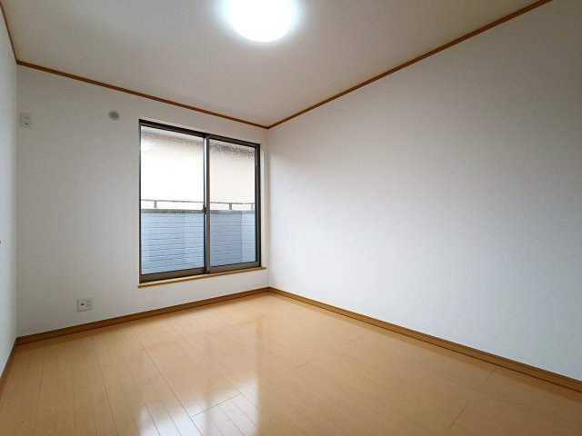 三郷市　早稲田8丁目　中古戸建の洋室|明るい洋室です