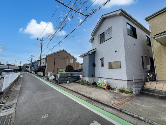 三郷市　早稲田8丁目　中古戸建の前面道路含む現地写真|前面道路含む現地写真です