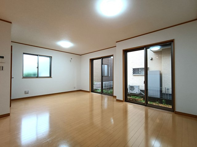 三郷市　早稲田8丁目　中古戸建の居間・リビング|明るく清潔感のあるリビング