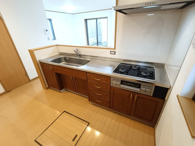 三郷市　早稲田8丁目　中古戸建のキッチン|お料理が楽しくなる広々ワークトップ
