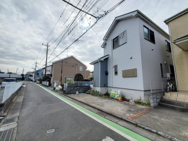 三郷市　早稲田8丁目　中古戸建の前面道路含む現地写真|前面道路含む現地写真です