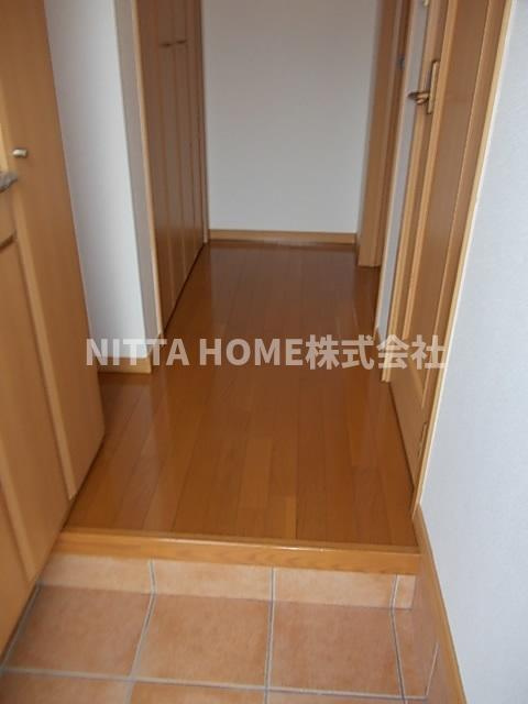 モダンクリスタルの玄関|シューズボックス付きの玄関も広々♪