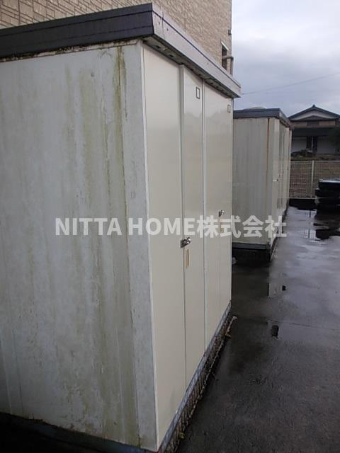 モダンクリスタルのバルコニー|外部トランクも設置済み!(^^)!