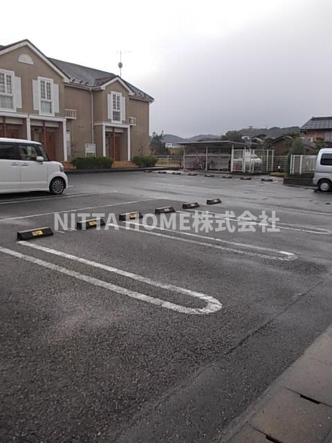 モダンクリスタルの駐車場|敷地内に駐車場も完備(^O^)