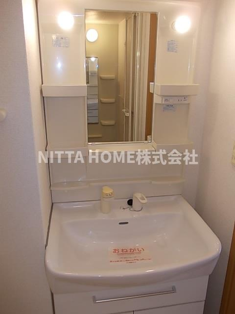 モダンクリスタルの洗面所|シャワー付きの洗面化粧台もありますよ♪