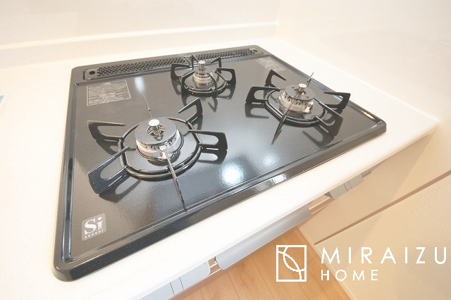 【その他】 | 3口コンロ付きなので、お料理がすごくはかどります。煮込み料理をしながら、焼き物や汁物などをパパパッとお料理可能です。コンロの数が多いことで時短料理も可能になるのが嬉しいですね。